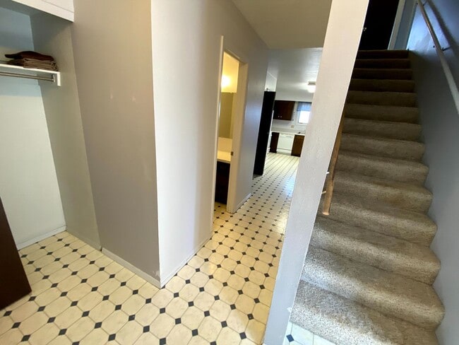 Building Photo - 3 Bedroom, 1.5 Bathroom Townhouse Next to High School and Middle School