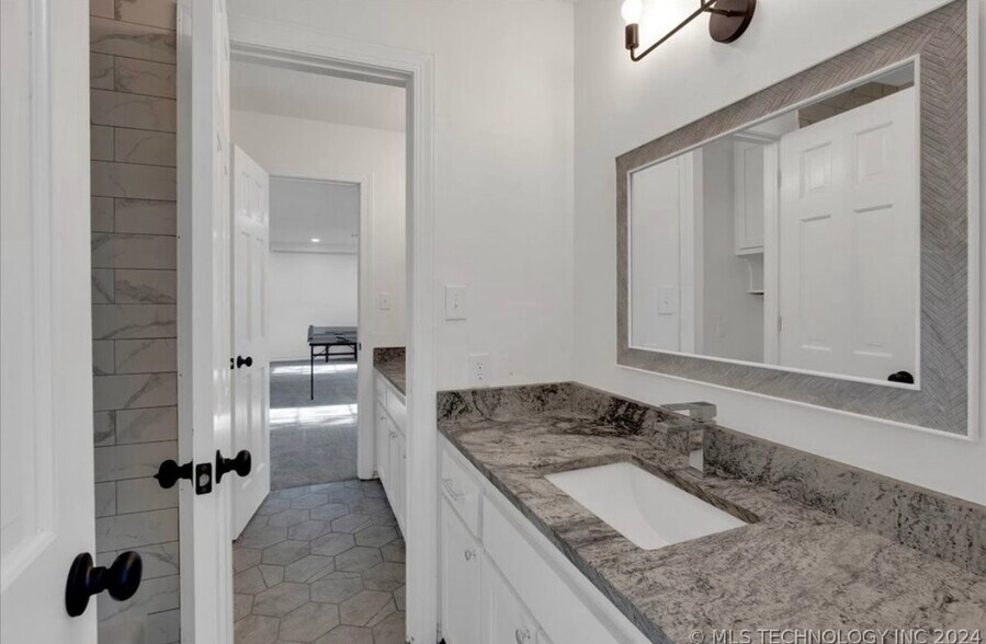 Building Photo - 11016 S Jamestown Ave