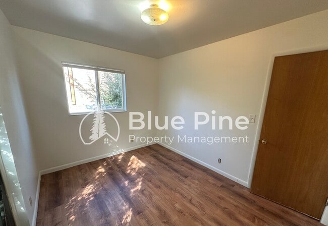 Building Photo - 360 S Ridge Ave