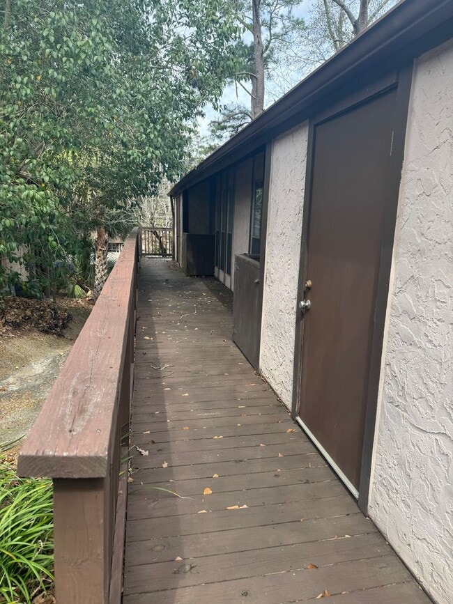 Building Photo - Charming and Spacious 2BR/2BA Townhome in Central Tallahassee