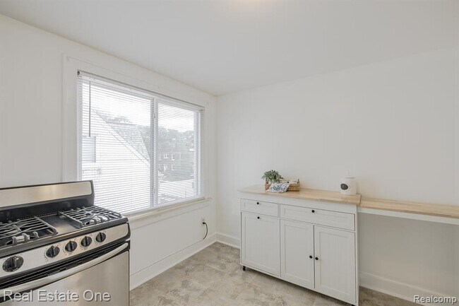 Building Photo - 122 W Houstonia Ave