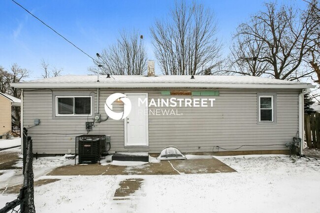 Building Photo - 3 Bedroom Pet-Friendly Home in Indianapolis, IN with Main Street Renewal