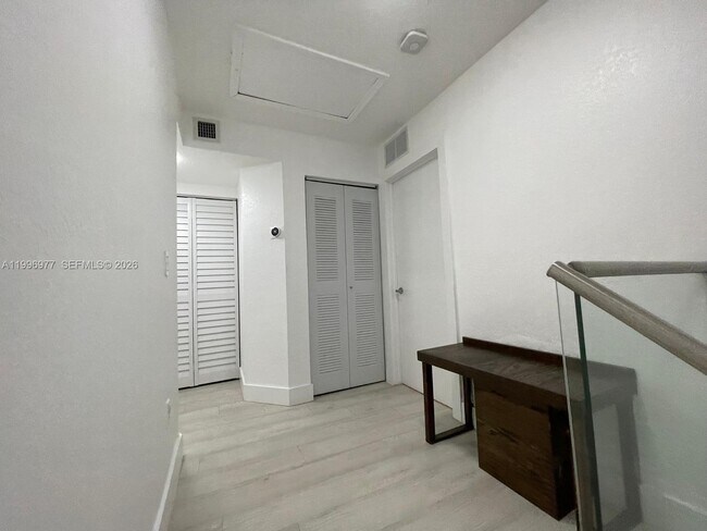 Building Photo - 325 NW 19th Ln