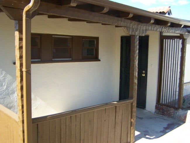 Building Photo - 2 Bed +1 Bath SINGLE FAMILY HOME + HUGE ba...