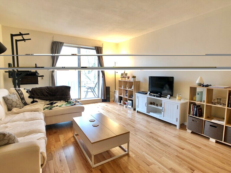 Building Photo - 804 Centre St