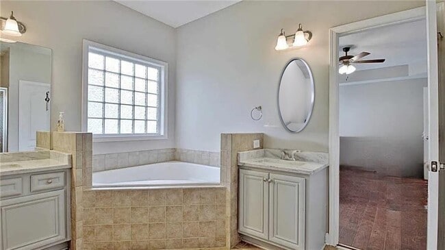 Building Photo - 2717 Mt Carmel Rd