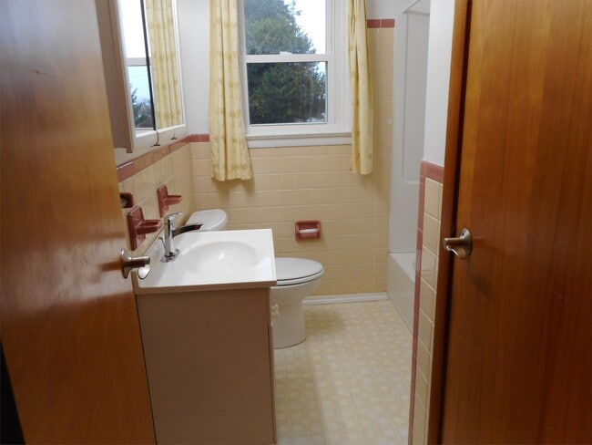 Building Photo - 117 Anderson Ave