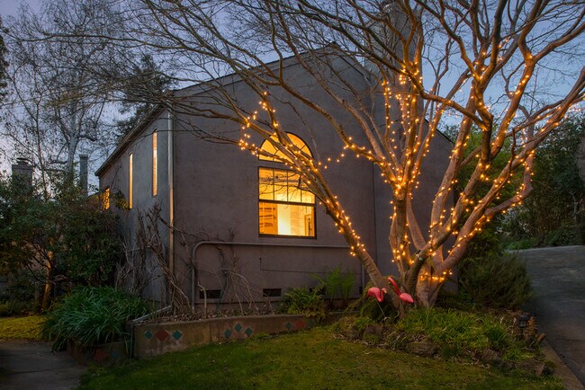 Building Photo - 3 Home Pl E