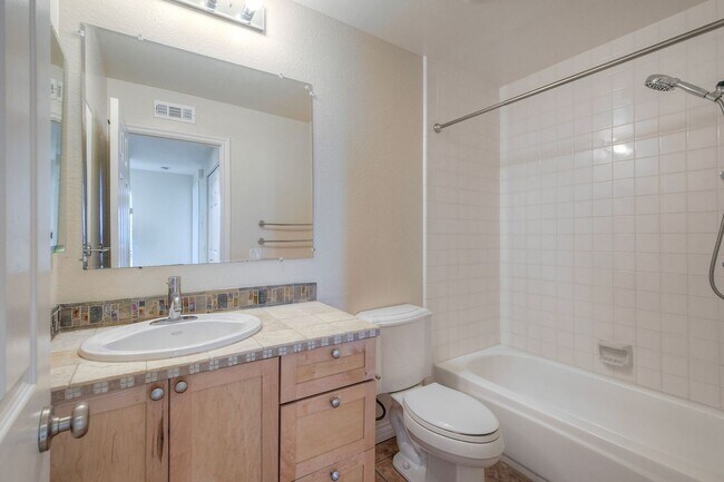 Building Photo - 2Bed/2Bath End Unit in Gated Community~ Ra...