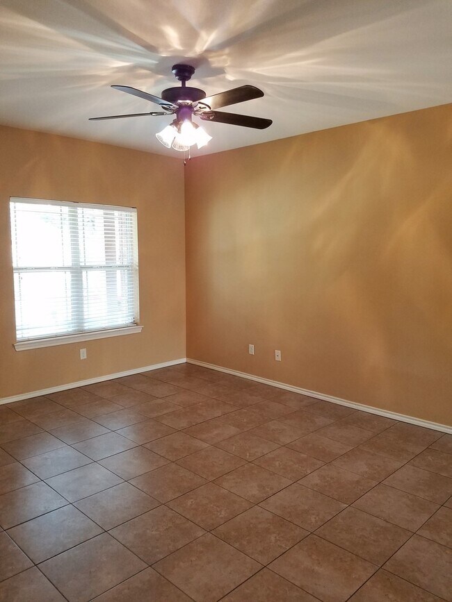 Building Photo - Lindale-Charming 2 Bedroom, 2 Bath House w/Garage!