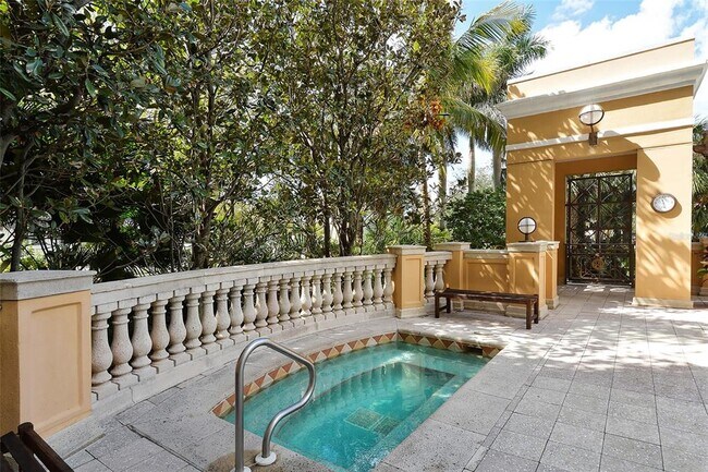 Building Photo - 750 N Tamiami Trl