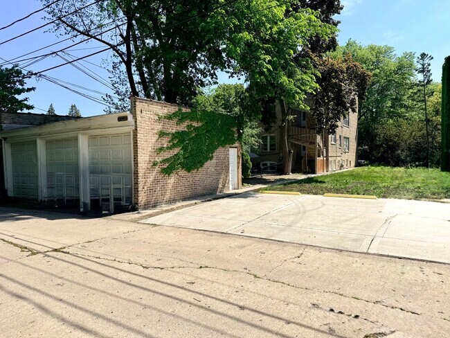 Building Photo - 8912 Ewing Ave