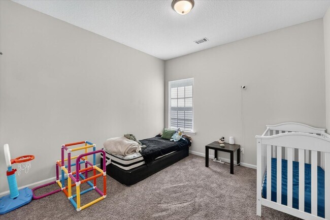 Building Photo - AVAILABLE MAY 2026  [PET FRIENDLY]