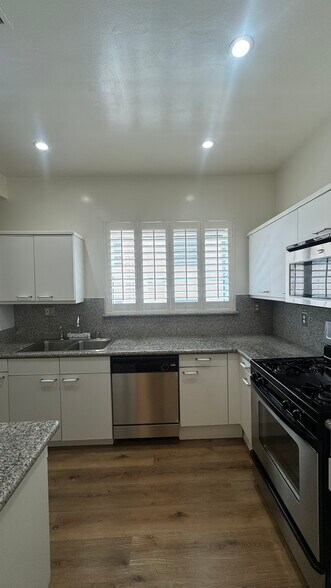 Building Photo - 10816 3/4 Lindbrook Dr