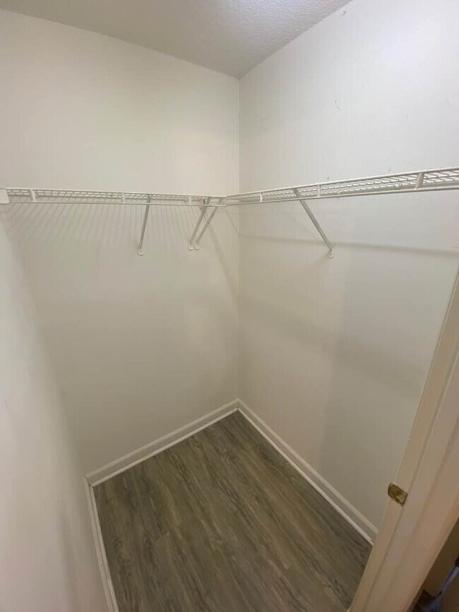 Building Photo - Room in Condo on Carlton Ave