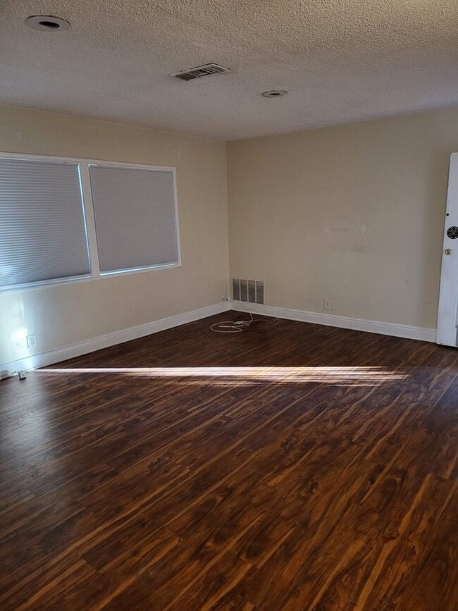 Building Photo - 1323 W Mauretania St