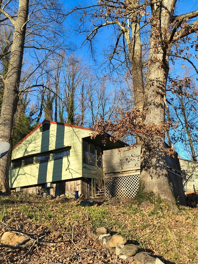 Building Photo - Updated 2br/1ba Oak Ridge bungalow