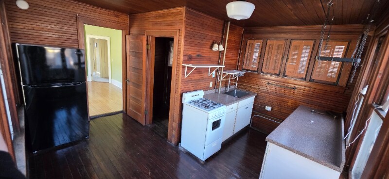 Building Photo - 621 6th St SE