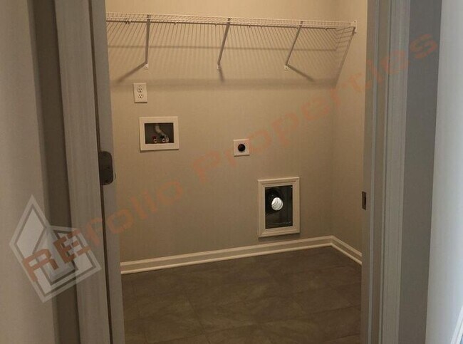 Building Photo - Gorgeous 4 Bedroom House with 1st Floor Pr...