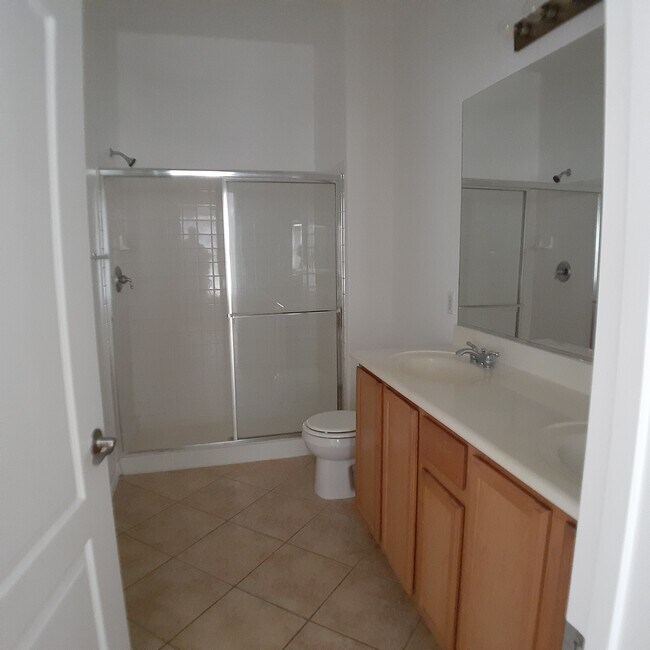 Master bedroom bath - 2305 W Horizon Ridge Pky