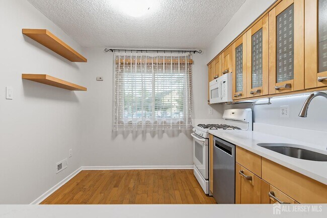 Building Photo - 60 Hampshire Dr