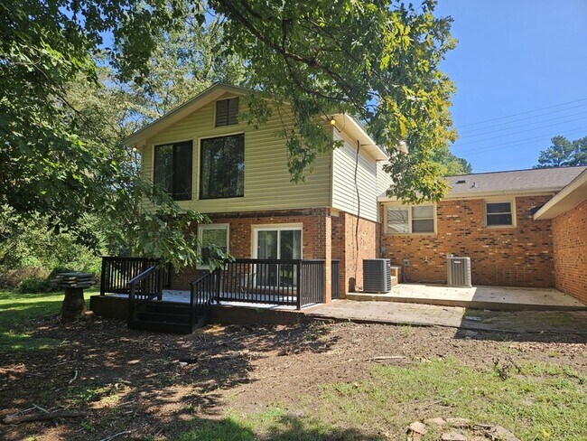 Building Photo - 415 College Dr