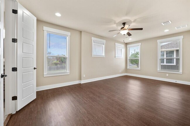 Building Photo - 1700 Cedar Bend Dr