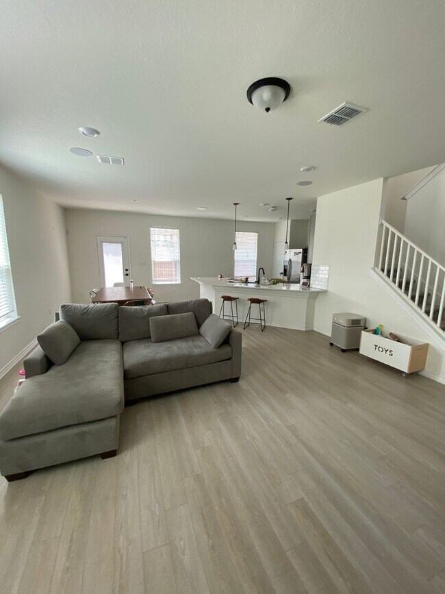 Building Photo - Move in Ready 3 BD/2.5 BA with a Garage Mi...