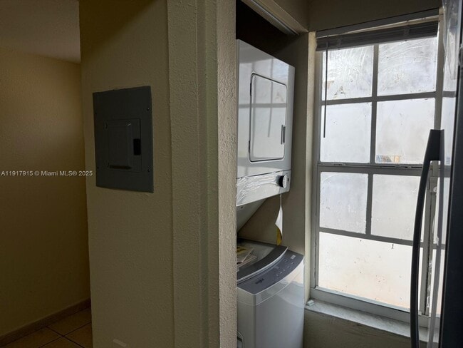 Building Photo - 2310 W 60th St