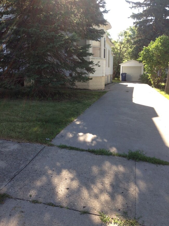 Building Photo - 3 bedroom / 1 bath House