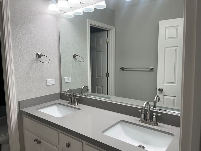 Building Photo - Beautiful 4 Bedroom 3 Bathroom with a pool