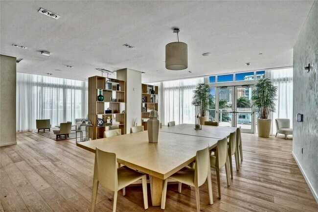 Building Photo - 401 N Birch Rd