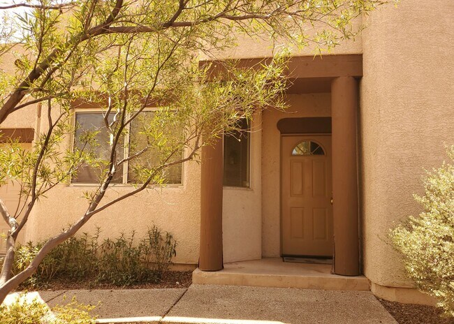 Building Photo - Central Tucson, close to everything, community pool
