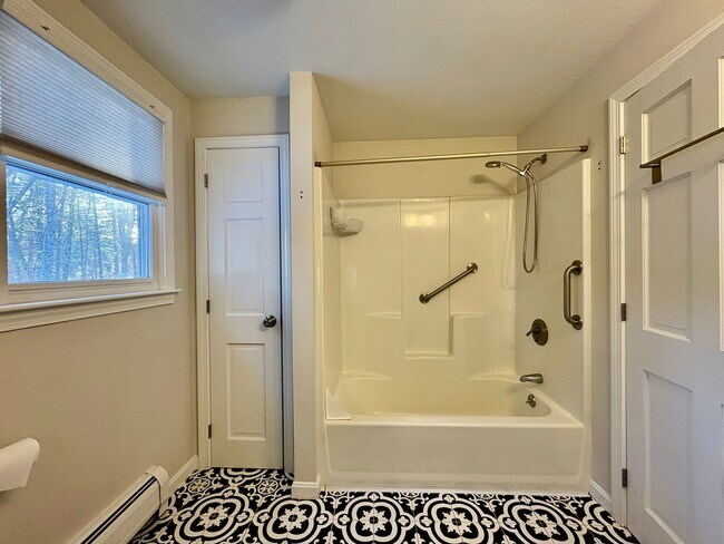 Building Photo - Available Now | 3 Bed, 1.5 Bath Single-Family Home in Westford, MA | Updated Kitchen, Finished Ba...