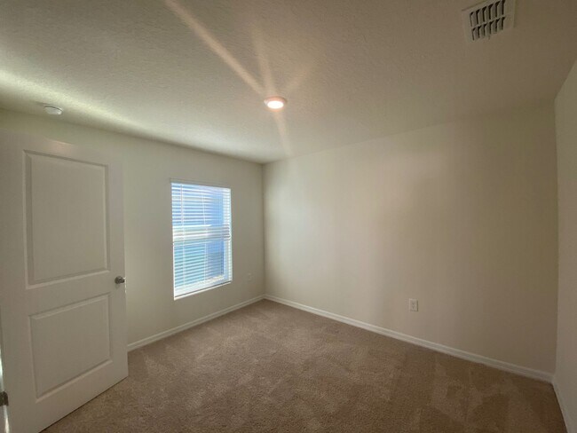 Building Photo - Desirable Lake Diamond Subdivision 3/2/2 **Won't Last**