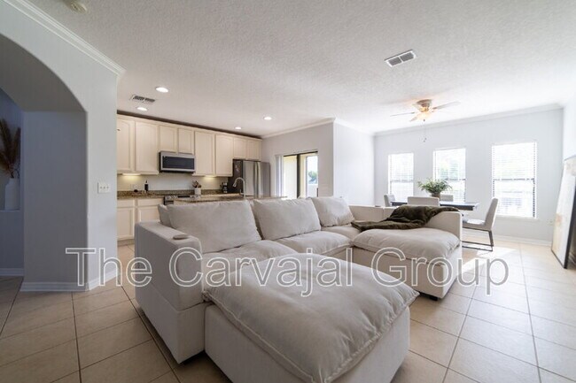 Building Photo - 2210 Seven Oaks Dr