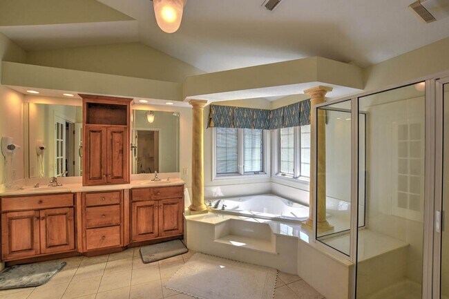 Building Photo - Forsyth Home!  4 Beds 3.5 Baths with Finis...