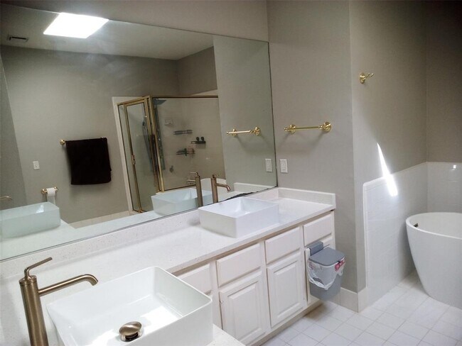 Building Photo - 6010 Long Champ Ct