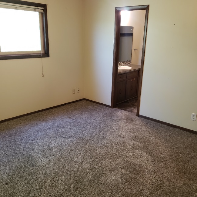 Building Photo - 2313 S White Oak Dr