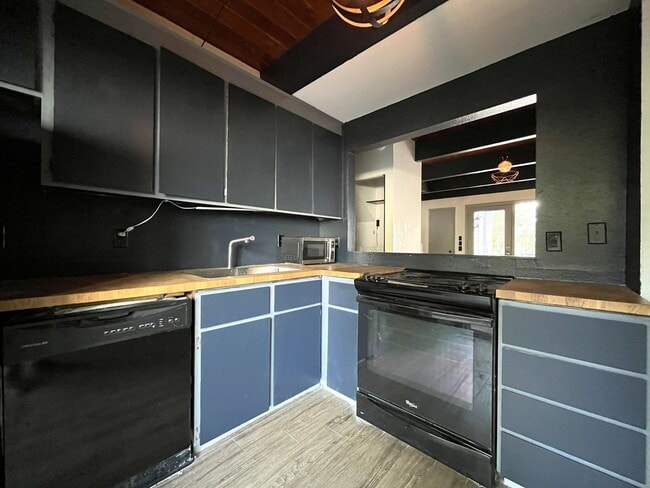 Building Photo - Cozy Portland Home with Spacious Living Room & Fenced Backyard