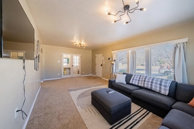 Building Photo - 170 E 100 N