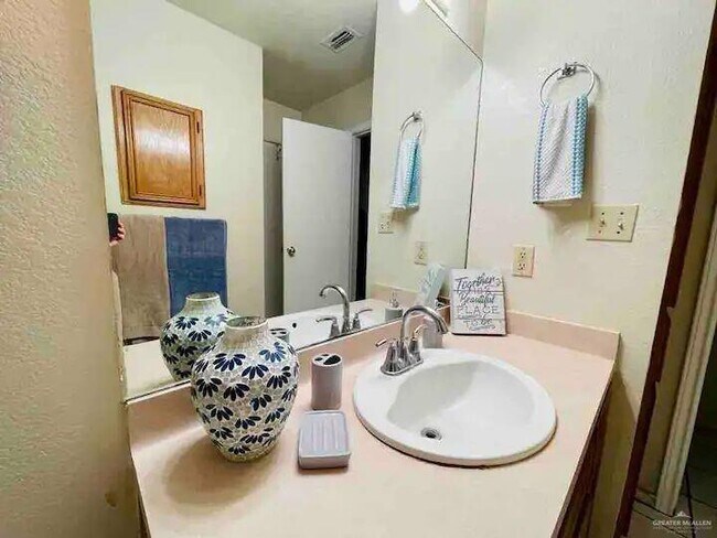 Building Photo - 624 S Pleasantview Dr