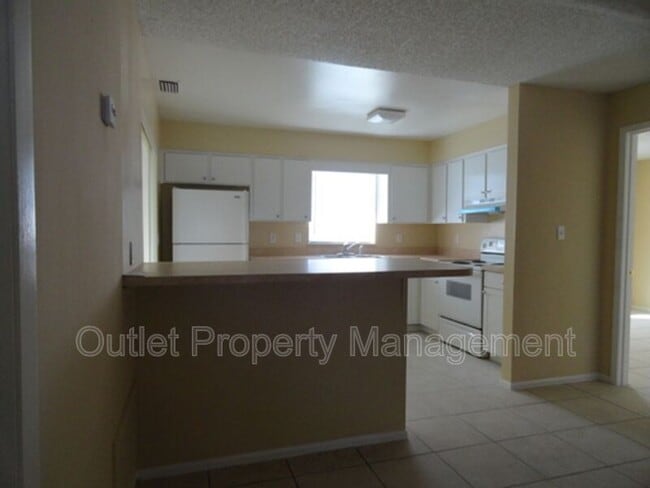 Building Photo - 7526 University Garden Dr