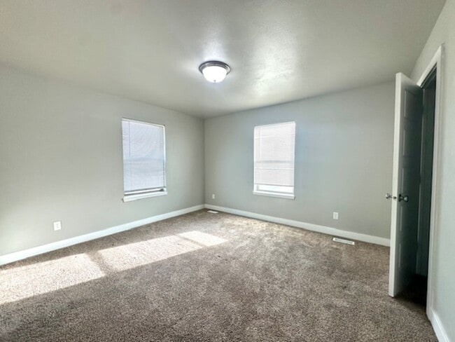 Building Photo - 385 480 W