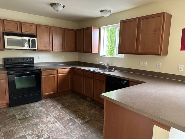 Building Photo - Beautiful 4 Bedroom / 3 Bath Home