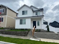 Building Photo - Newly Built 4 Bed, 2.5 Bath Townhouse w/ 2...