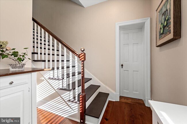 Building Photo - 320 S Loudoun St