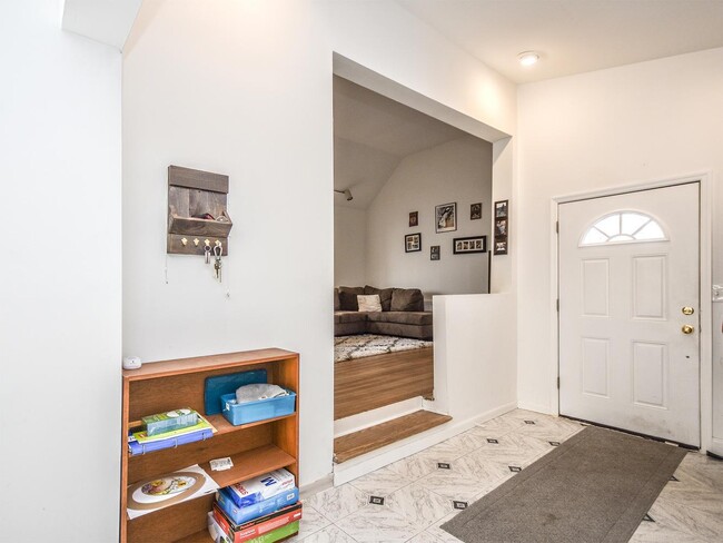 Building Photo - 528 Glen Cove Ave