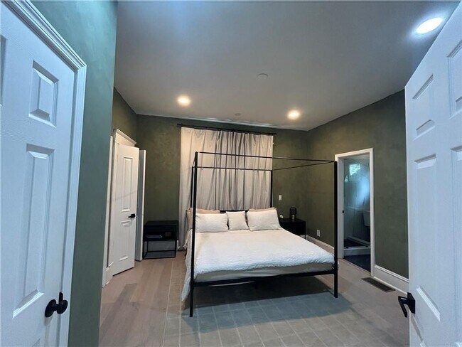 Building Photo - 1701 Lanier Dr SW