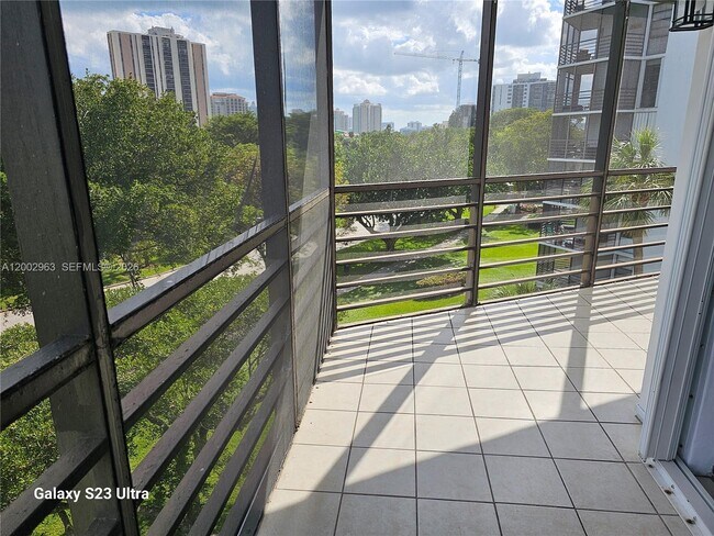 Building Photo - 20400 W Country Club Dr